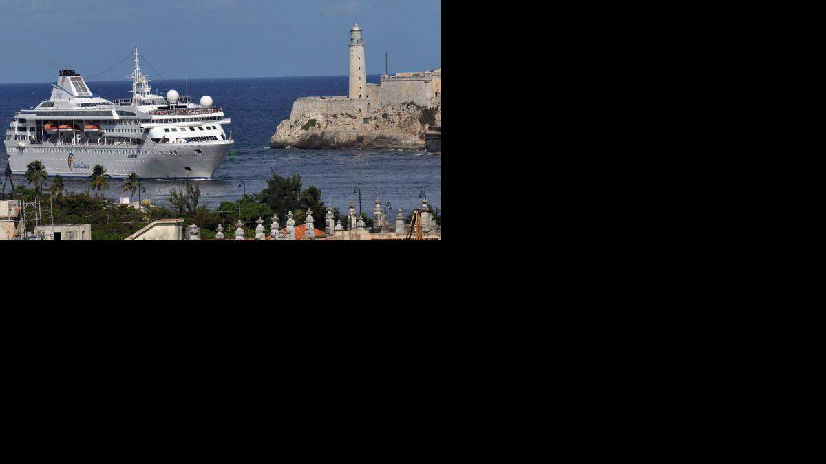 
Un buque con turistas entra a La Habana. Las navieras de la Florida quieren comenzar a operar ferris y catamaranes de alta velocidad para hacer el trayecto a Cuba. 
