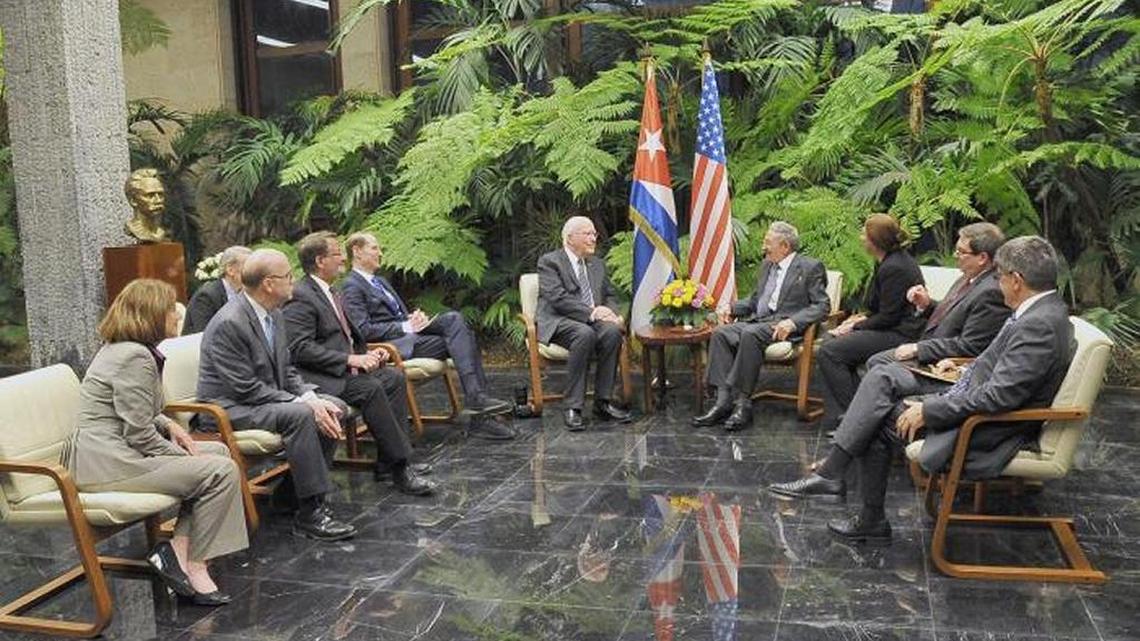 En el centro, el senador Patrick Leahy y el gobernante Raúl Castro. Castro recibió a una delegación de congresistas estadounidenses el martes 20 de febrero.