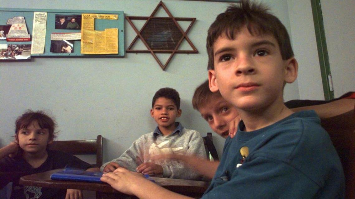 Varios niños estudian hebreo en el Templo Beth Shalom en La Habana. La comunidad judía cubana, que en un tiempo tuvo 15,000 personas, ahora asciende a solamente 1,500.