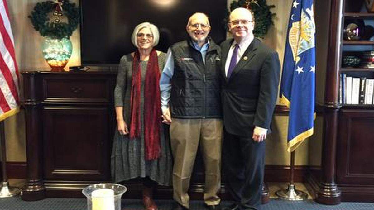 
Alan Gross y su esposa Judy con un funcionario estadounidense, el miércoles tras llegar a EEUU.
