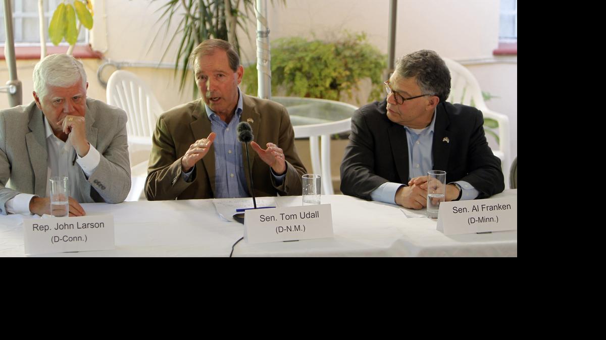 
Los congresistas demócratas de Estados Unidos John B. Larson (i), Tom Udall (c), Alan Stuart Franken (d) y Raúl Grijalva (fuera de cuadro), durante una conferencia de prensa el miércoles 27 de mayo de 2015, en La Habana (Cuba), como parte de sus actividades en la isla. 
