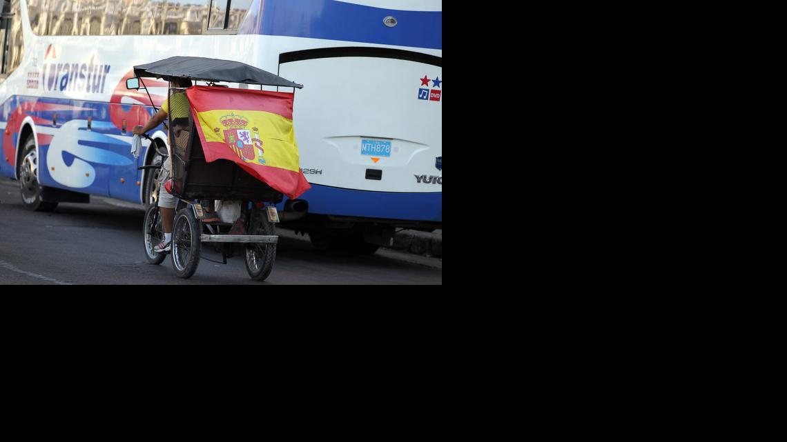 
Un bicitaxi circula con una bandera de España hoy, miércoles 15 de abril de 2015, en una calle de La Habana (Cuba). 

