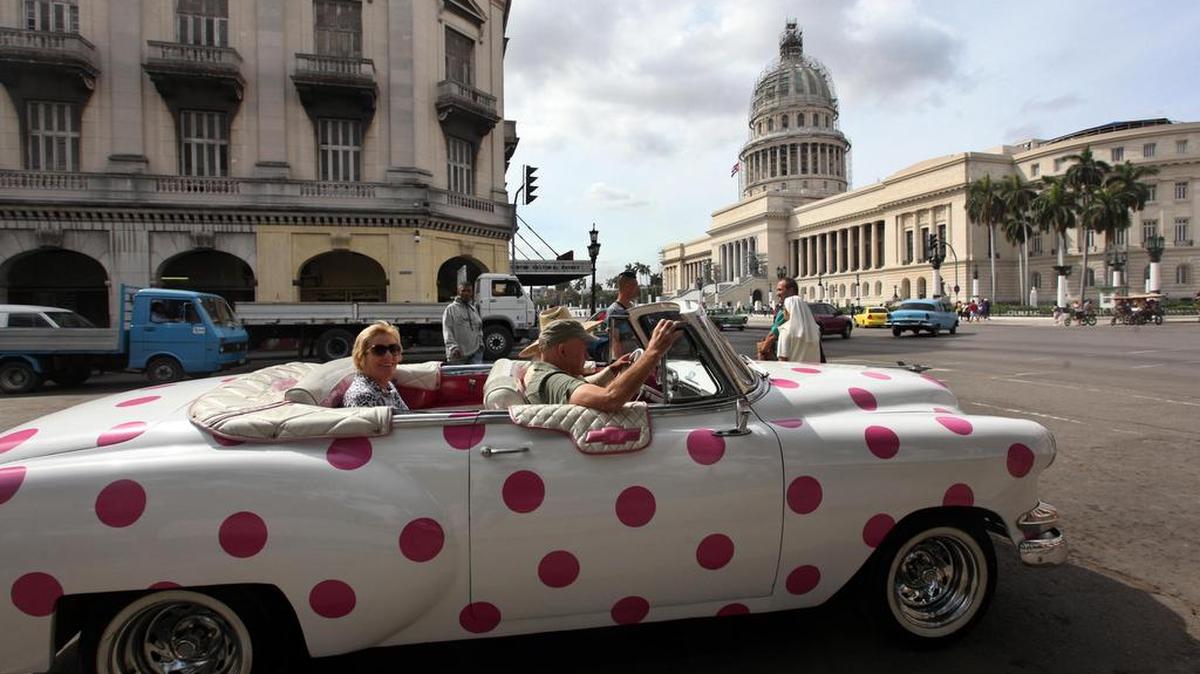 Turistas se pasean en un auto clásico cerca del Capitolio el sábado 18 de marzo de 2017, en La Habana (Cuba). 