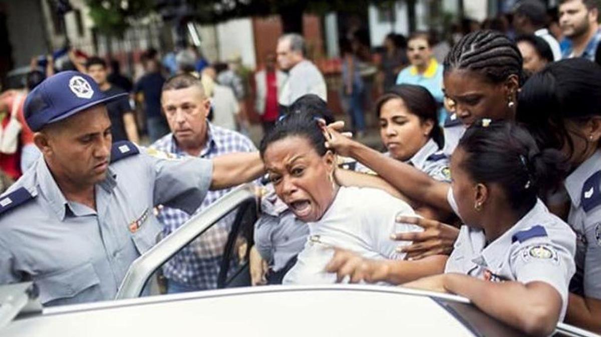 Una Dama de Blanco es arrestada en La Habana.