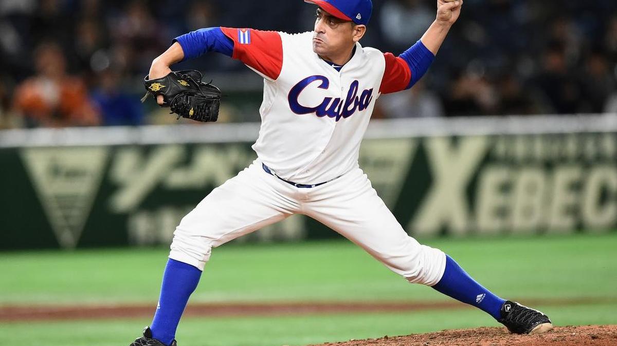 El lanzador Leandro Martínez # 71 de Cuba lanza en la parte superior de la quinta entrada durante el Mundial de Béisbol contra Holanda en Tokio, Japón. Foto de archivo.