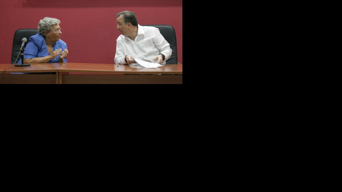 
El canciller de México José Antonio Meade Kuribreña (d) habla con la directora del Instituto Superior de Relaciones Internacionales (ISRI) del ministerio de relaciones exteriores de Cuba, Isabel Allende (i), durante una conferencia magistral sobre las relaciones Cuba-México ofrecida hoy, lunes 8 de septiembre del 2014, en La Habana (Cuba). 
