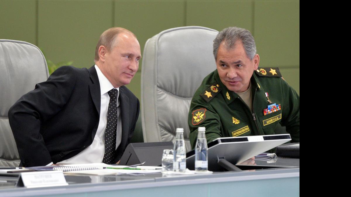 
El presidente de Rusia, Vladimir Putin (izq.), y el ministro de Defensa, Serguéi Shoigú, en una foto de archivo del 19 de diciembre de 2014. 
