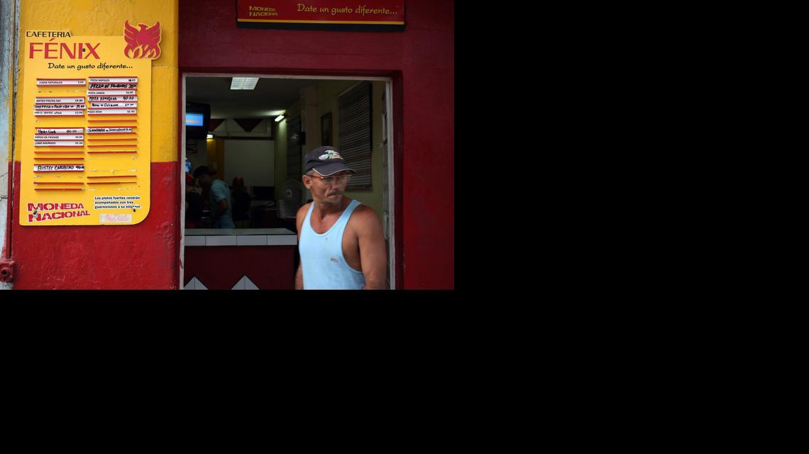 
Fotografía de un cartel de productos con sus respectivos precios hoy, miércoles 22 de octubre de 2014, en una cafetería de La Habana (Cuba). El proceso para eliminar la doble moneda en Cuba, el reto más complejo de las reformas económicas del presidente Raúl Castro, cumple hoy un año desde que se anunció su hoja de ruta sin que aún se conozca la fecha del "día cero" en que se hará efectiva la unificación.
