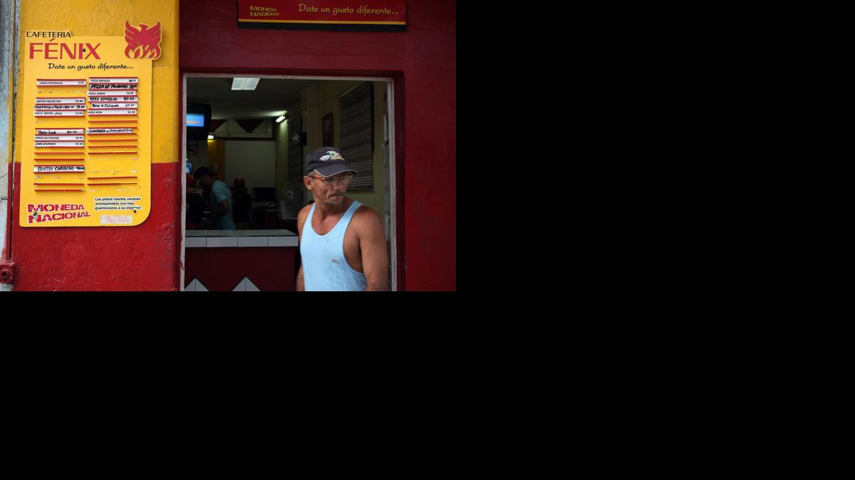 
Fotografía de un cartel de productos con sus respectivos precios hoy, miércoles 22 de octubre de 2014, en una cafetería de La Habana (Cuba). El proceso para eliminar la doble moneda en Cuba, el reto más complejo de las reformas económicas del presidente Raúl Castro, cumple hoy un año desde que se anunció su hoja de ruta sin que aún se conozca la fecha del "día cero" en que se hará efectiva la unificación.
