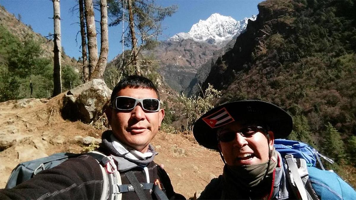 José A. Soto y el guía Lakpa Gellu Sherpa, en una foto que publicó en su página de Facebook.