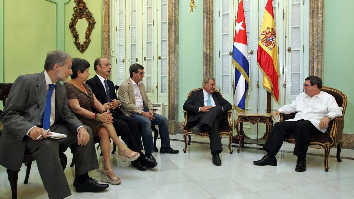 
El presidente del Congreso de España, Jesús Posada (2d), habla con el ministro de Relaciones Exteriores de Cuba Bruno Rodríguez (der.) este viernes 4 de septiembre en La Habana.


