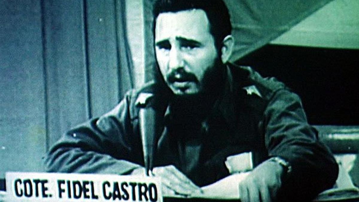 Fidel Castro se dirige a la nación en la televisión nacional cubana.