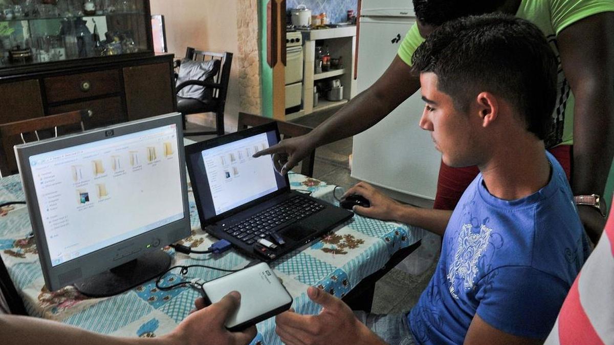 Jóvenes cubanos emprenden negocios con las computadoras y tecnología.