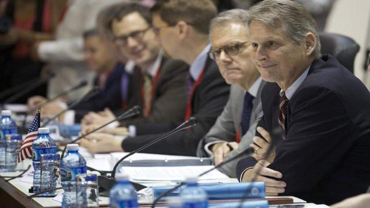 
El subsecretario asistente de Estado, Edward Alex Lee (der), durante su participación en las conversaciones sobre temas migratorios con representantes del gobierno cubano en La Habana.
