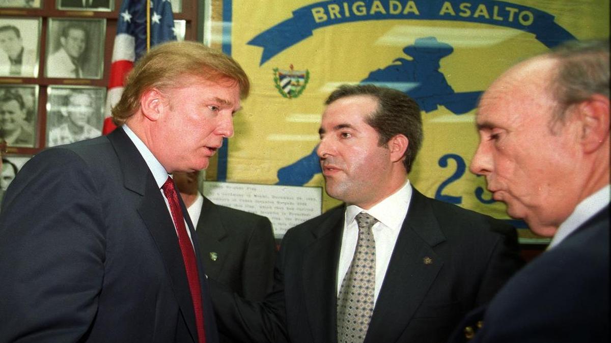 Donald Trump junto con Jorge Mas Santos (centro) de la Fundación Nacional Cubano Americana y Juan Pérez Franco de la Brigada 2506, en una reunión en Miami el 15 de noviembre de 1999.