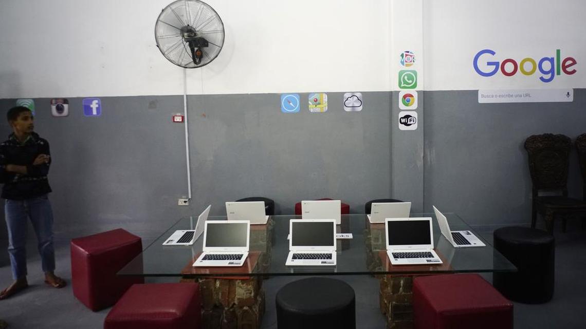 Imágenes del nuevo centro de tecnología de Google que ofrecerá acceso gratuito a Internet en el taller del artista cubano Alexis Leiva Machado, más conocido como “Kcho”, durante una gira de medios en La Habana, Cuba del lunes 21 de de marzo de 2016.