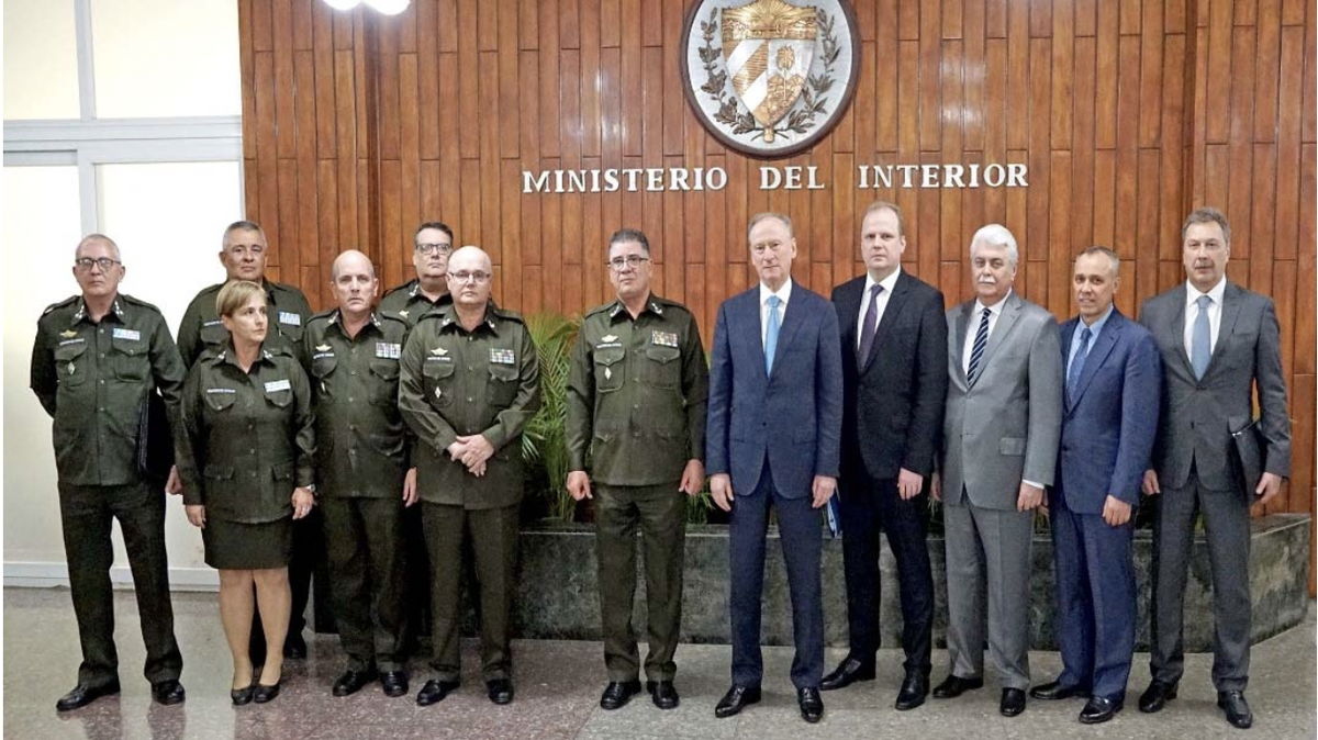 El general Nikolai Patrushev, secretario del Consejo de Seguridad de Rusia, y el jefe del Ministerio del Interior de Cuba, general de división Lázaro Alberto Álvarez Casas (centro), durante una reunión en la sede del ministerio en La Habana, Cuba, a principios de marzo de 2023.