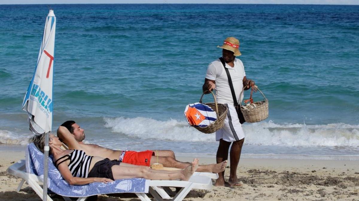 Cubanos activistas en favor del medio ambiente están conscientes de que si esperan que el turismo sea renglón económico clave deben cuidar las playas.