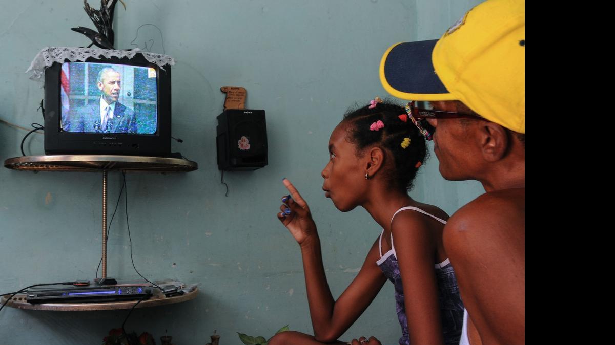 

Un grupo de cubanos mira desde La Habana, Cuba, el discurso del presidente de Estados Unidos, Barack Obama, sobre el restablecimiento de las relaciones diplomáticas con la isla.
