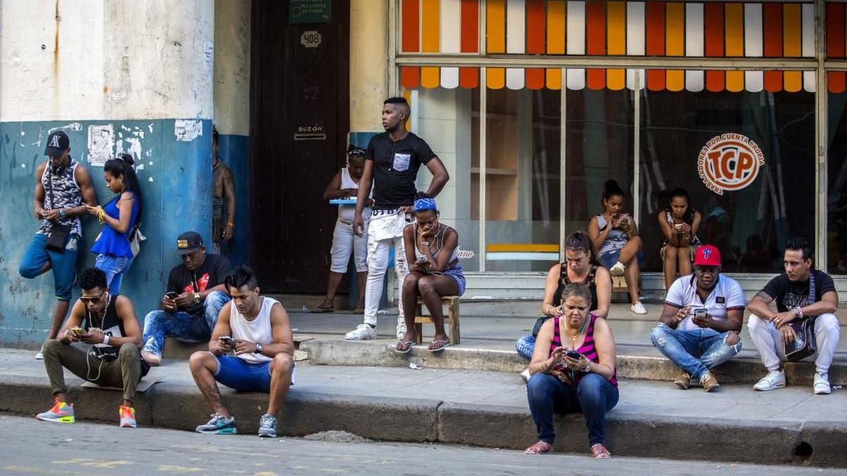Varias personas usan un hotspot público de wifi en La Habana, Cuba. Foto de archivo.