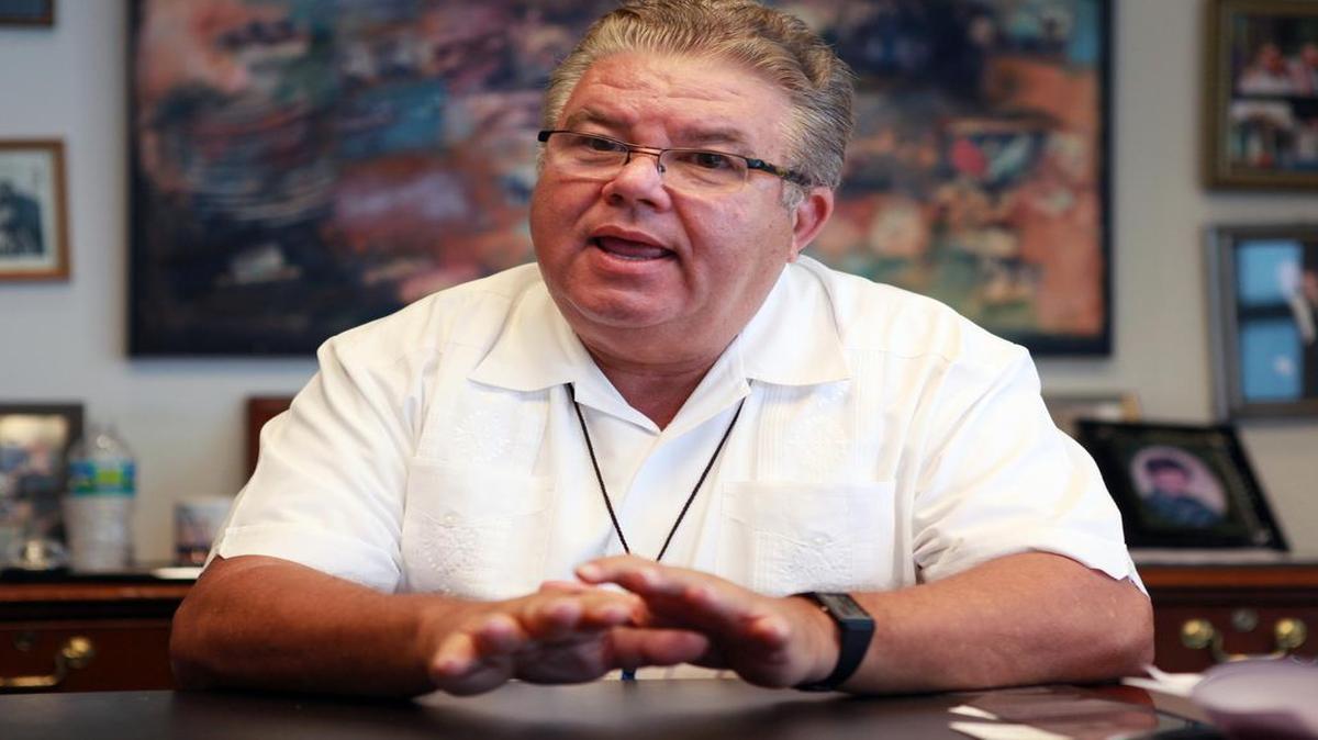 
El sacerdote cubano José Conrado de visita en la Ciudad de Miami durante su entrevista con el Nuevo Herald el viernes 24 de abril del 2015.

