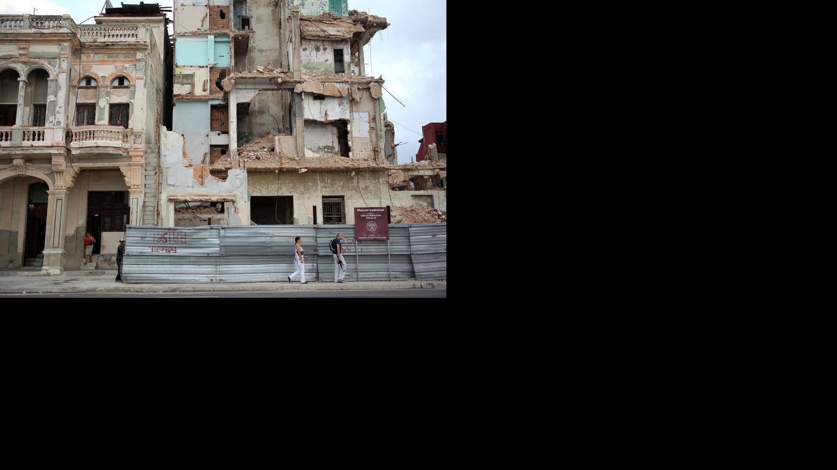 
Un edificio en ruinas en el malecón de La Habana. 
