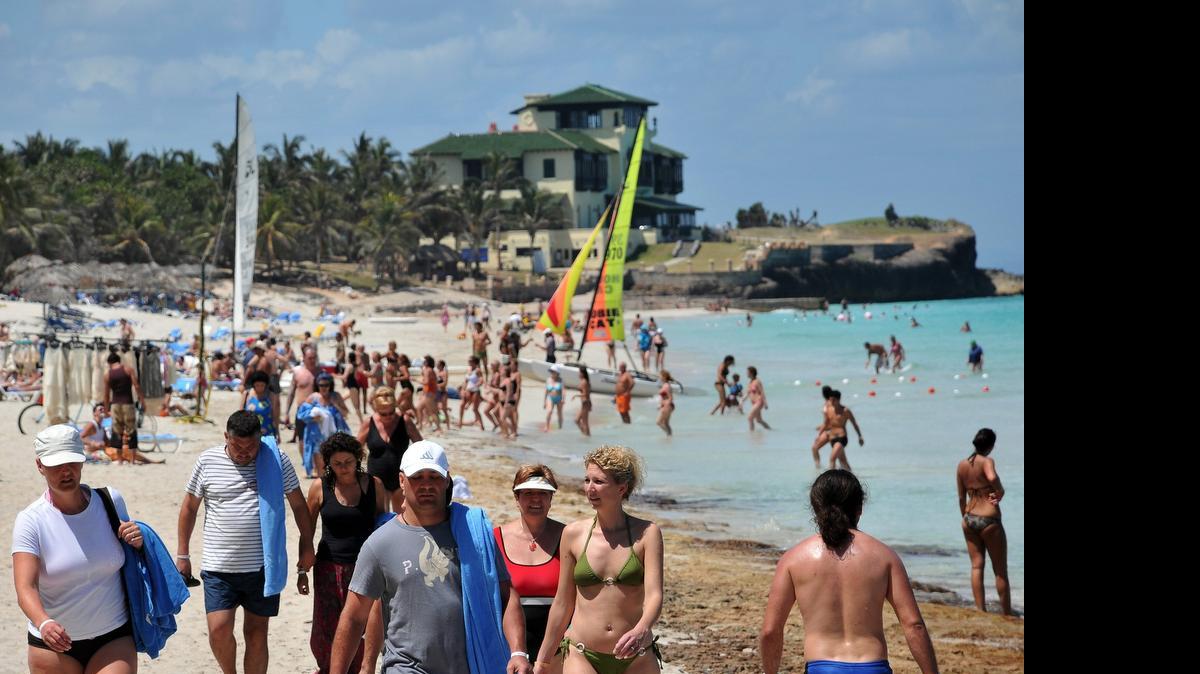 
Cientos de cubanos y extranjeros disfrutan de un día de mar en el 2008, en la playa de Varadero, a unos 150 Km. al este de La Habana. 

