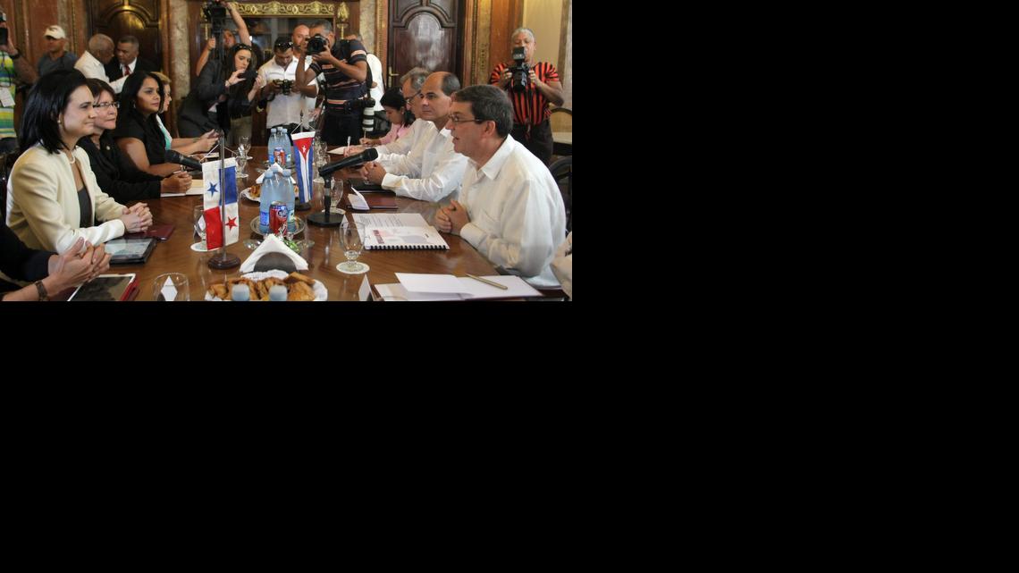 
La vicepresidenta y ministra de Exteriores de Panamá, Isabel de Saint Malo de Alvarado (izq.), se reúne el jueves con el ministro cubano de Relaciones Exteriores, Bruno Rodríguez (der.) en La Habana.


