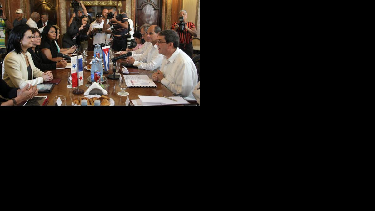 
La vicepresidenta y ministra de Exteriores de Panamá, Isabel de Saint Malo de Alvarado (izq.), se reúne el jueves con el ministro cubano de Relaciones Exteriores, Bruno Rodríguez (der.) en La Habana.


