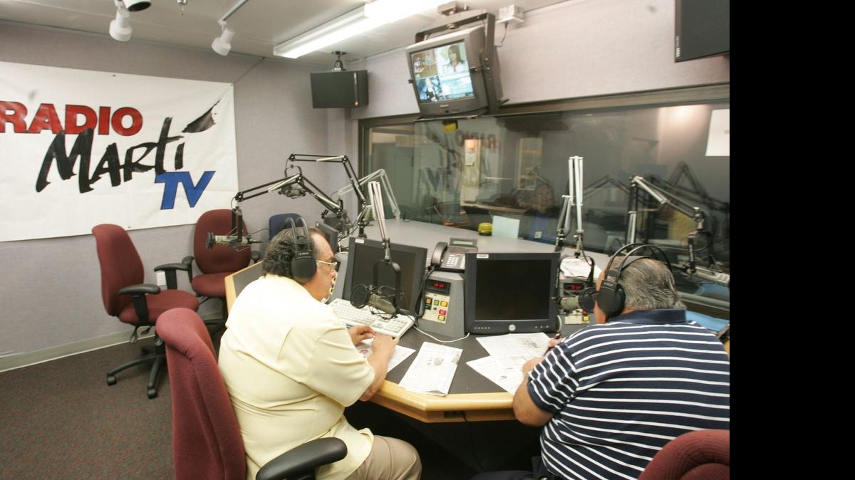 
Radio Martí, la emisora financiada por EEUU para promover la libertad y democracia en Cuba, cumplió el miércoles su trigésimo aniversario como medio “relevante”
