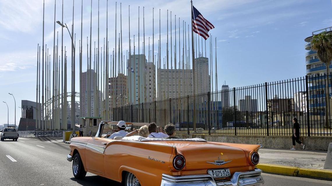 Un auto antiguo pasa frente a la embajada de Estados Unidos en La Habana en marzo del 2016.