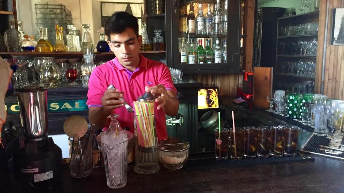 
El barman del restaurante Atelier de La Habana prepara una ronda de Cuba libres para los clientes.
