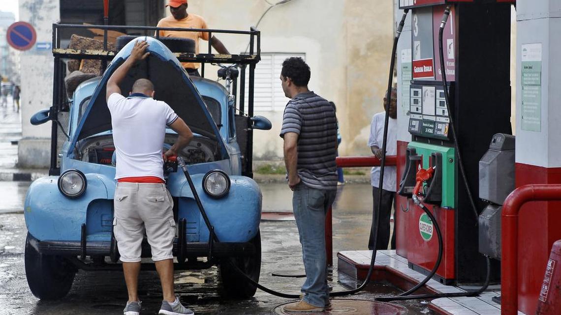 Un hombre abastece de combustible su vehículo en una gasolinera el sábado 1ro de abril del 2017, en La Habana, Cuba.