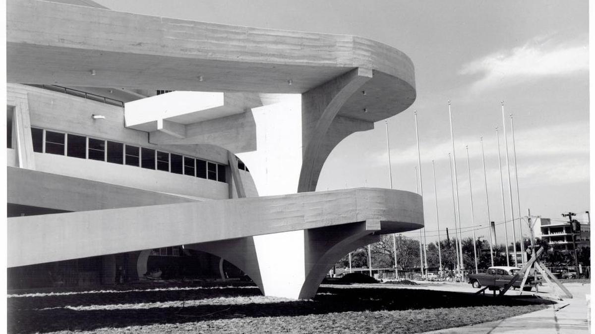 Palacio de los Deportes, Ciudad Deportiva, en La Habana, de Nicolás Arroyo & Gabriela Menéndez (1955-57).