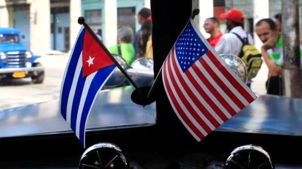 
Foto de archivo del 22 de marzo de 2013 en el que dos banderas miniatura de Cuba y Estados Unidos decoran un antiguo automóvil en La Habana.
