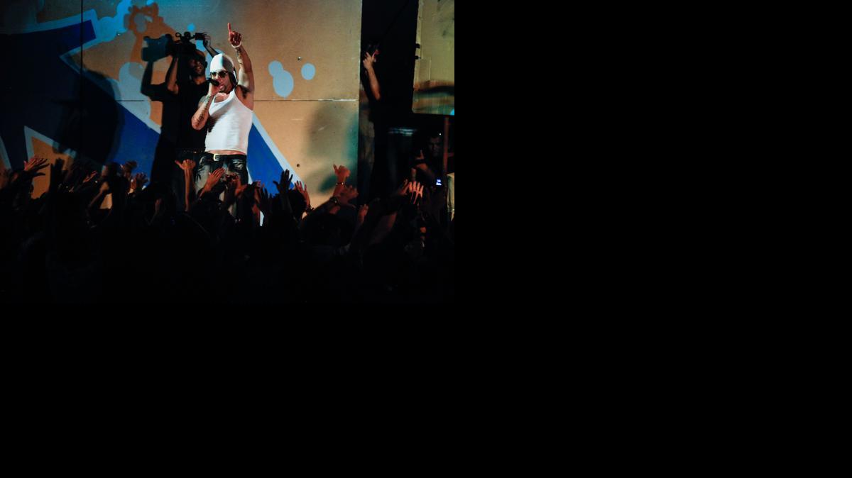 
Aldo Rodriguez, de Los Aldeanos, canta durante un concierto de música hip-hop en el cine Acapulco de Nuevo Vedado en abril del 2010
