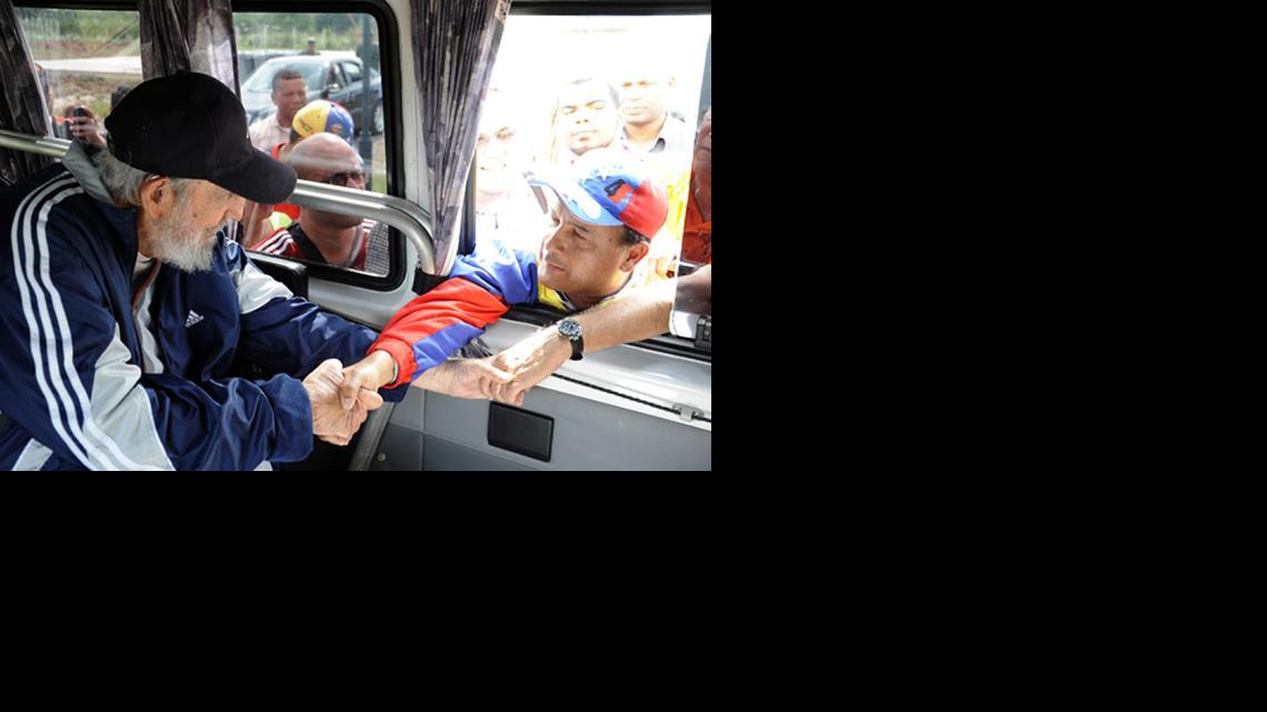 
El líder cubano Fidel Castro saluda a un miembro de una delegación venezolana el pasado lunes 30 marzo en La Habana, en una foto publicada el viernes por al portal www.cubadebate.cu.
