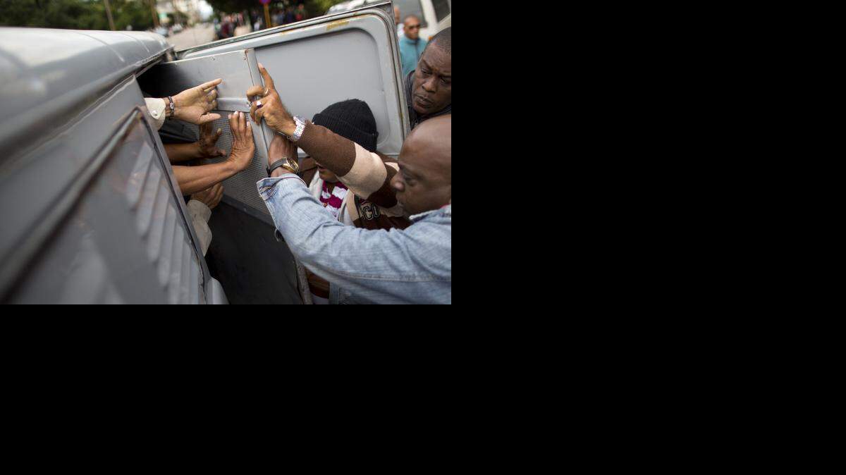 
Integrantes del grupo disidente Damas de Blanco, sufrieron el acoso e insultos de seguidores del Gobierno de la isla cuando intentaban congregarse en un concurrido punto de La Habana para iniciar su tradicional marcha en el Día Internacional de los Derechos Humanos. Foto de archivo.
