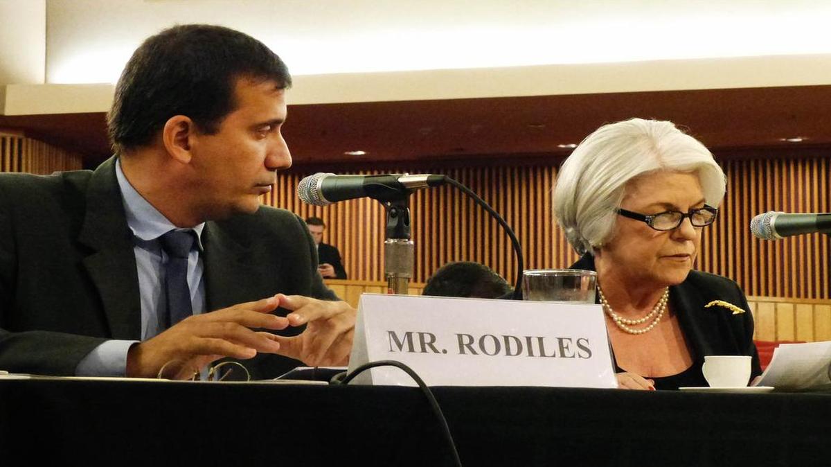 El opositor cubano Antonio Rodiles, director de Estado de Sats, junto a Sylvia Iriondo, presidenta de M.A.R. por Cuba en la sesión del viernes en Miami.