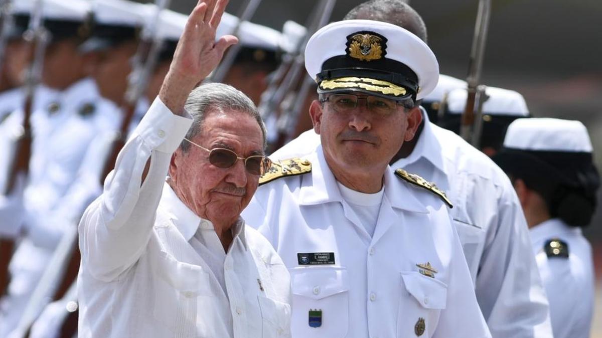 El gobernante cubano Raúl Castro, tras su llegada al aeropuerto internacional de Cartagena, en Colombia, el 25 de septiembre del 2016.