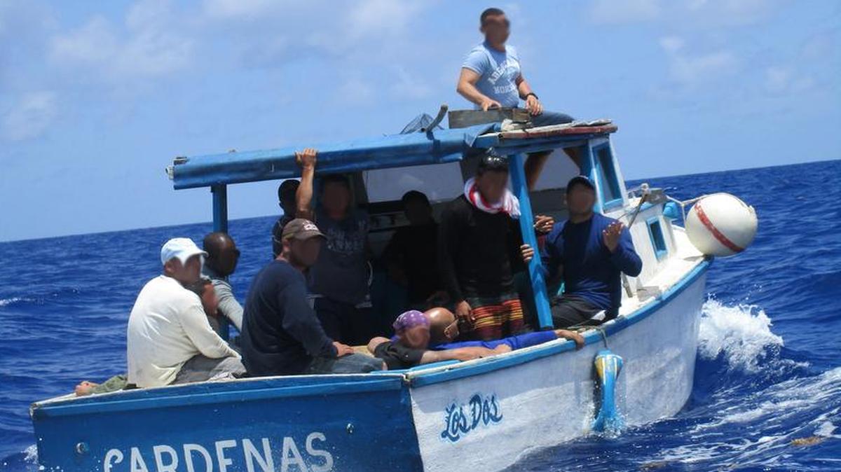 
En este endeble bote pesquero viajaban 18 inmigrantes cubanos que fueron interceptados al sur de Cayo Hueso el martes 23 de junio. Todos los inmigrantes fueron devueltos a Cuba. En la imagen, los rostros fueron manipulados digitalmente para proteger la identidad de los inmigrantes. 

