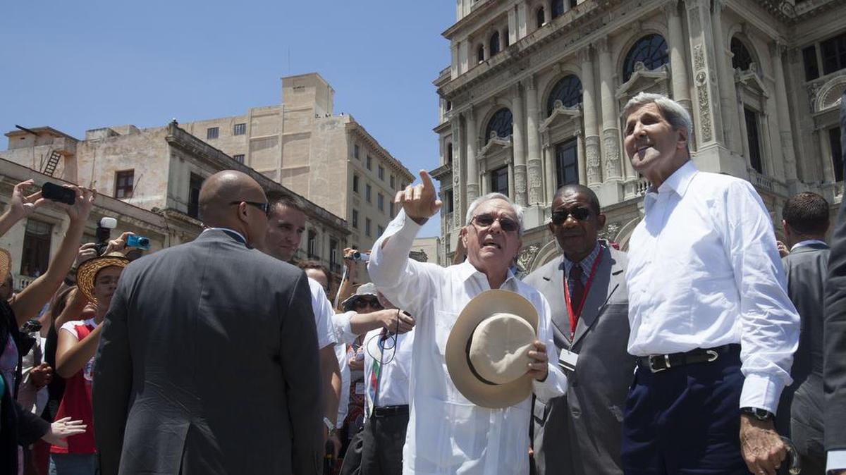 El Secretario de Estado John Kerry (D) junto al Historiador de La Habana Eusebio Leal el 14 de agosto de 2015.