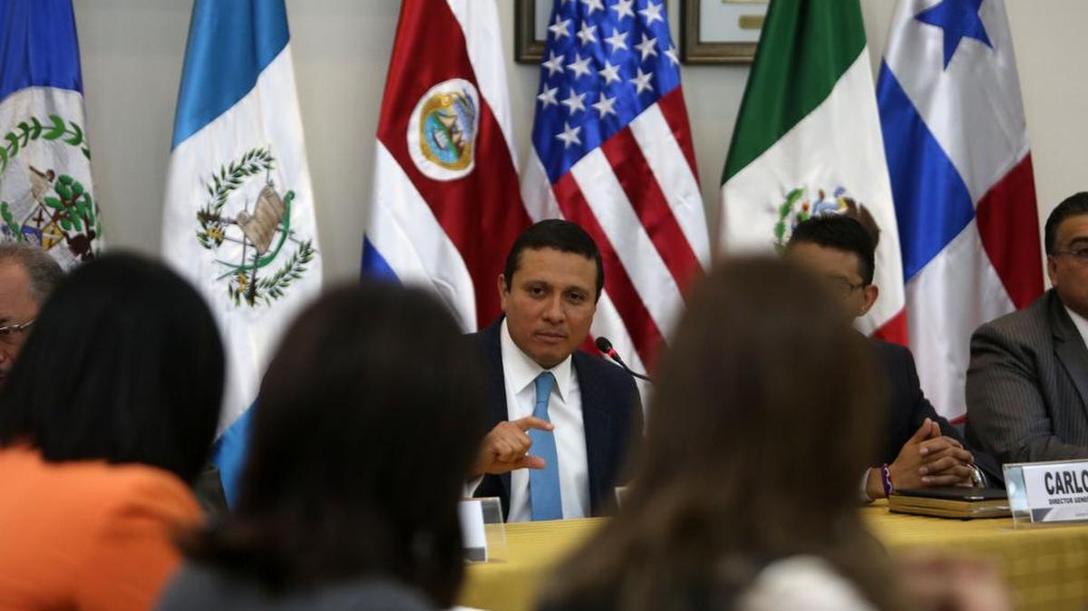 El ministro de Relaciones Exteriores de Guatemala, Carlos Morales (c), habla con representantes de países de Centroamérica, México y Estados Unidos hoy, miércoles 20 de enero de 2016, en Ciudad de Guatemala, para valorar el traslado de 180 de los miles de migrantes cubanos varados en Costa Rica. Los representantes calificaron hoy de "exitoso" el primer traslado, por lo que decidieron repetir el programa y realizar otros siete más en febrero.