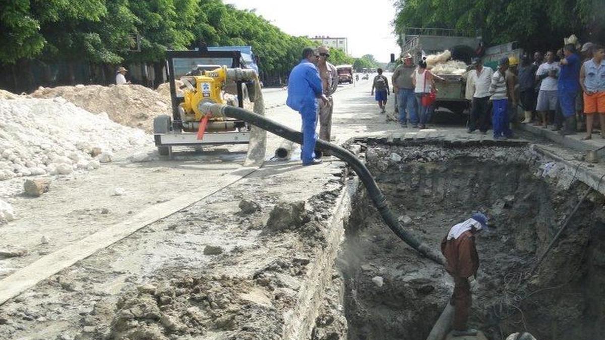 Trabajadores buscan reparar una tubería de agua en Cienfuegos