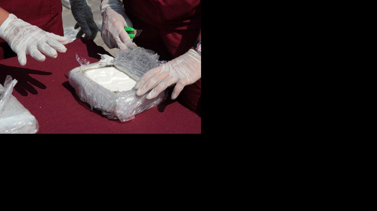 Investigadores criminales abren un paquete de cocaína en esta foto de archivo.