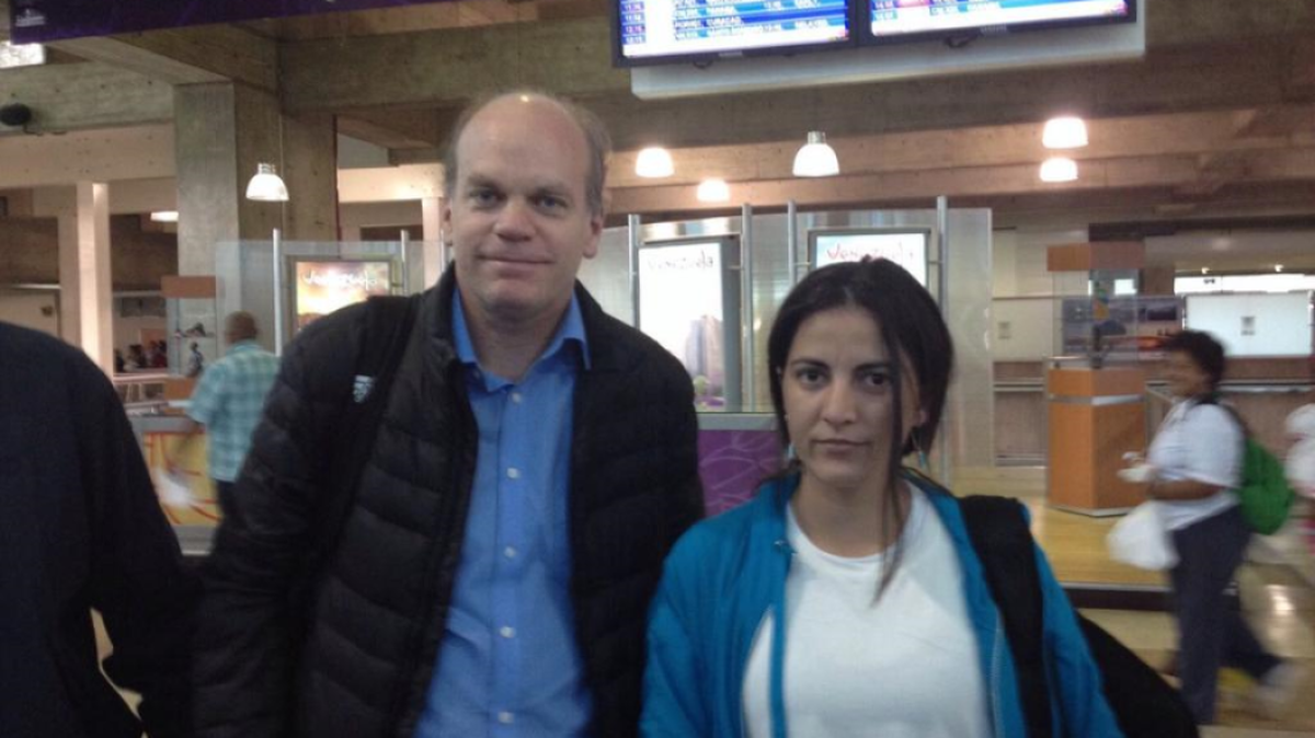 La activista cubana Rosa María Payá y el presidente del Senado de Chile, Patricio Walker, a su llegada a Venezuela este viernes.