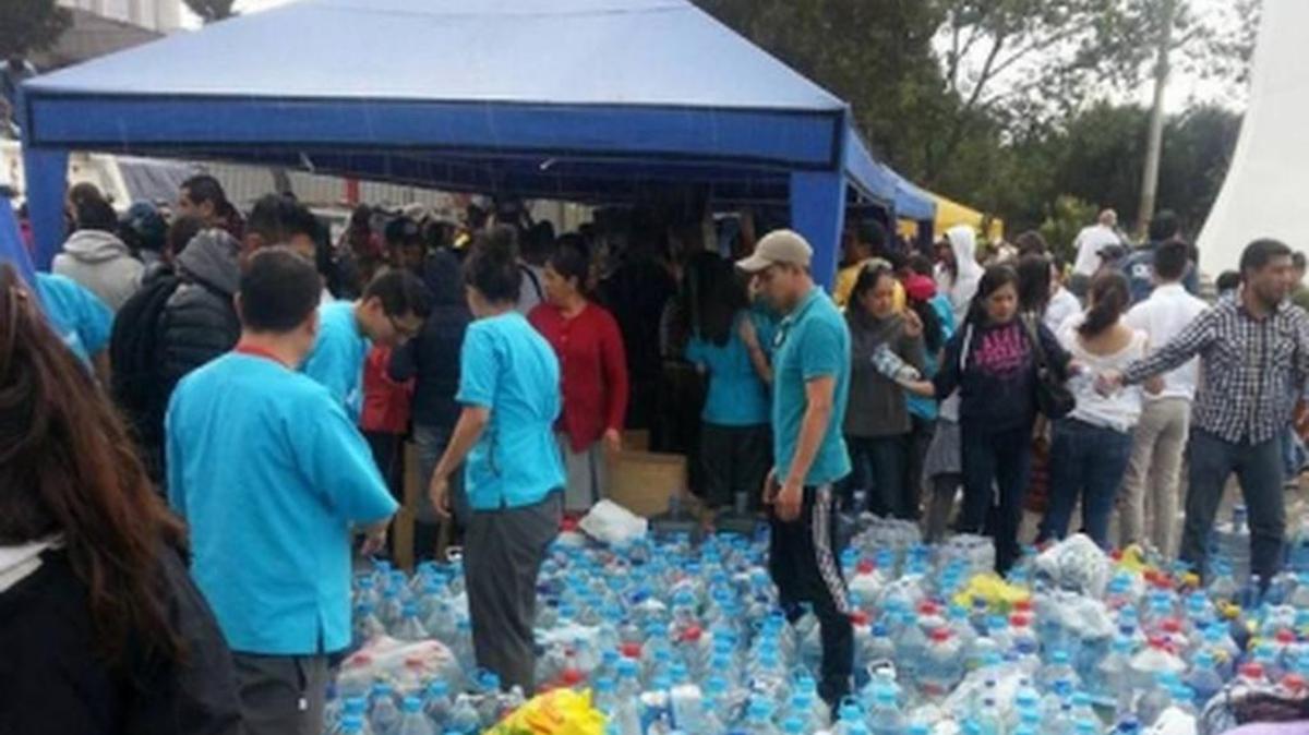 Cubanos colaboran en la recogida de alimentos y agua en Ecuador.