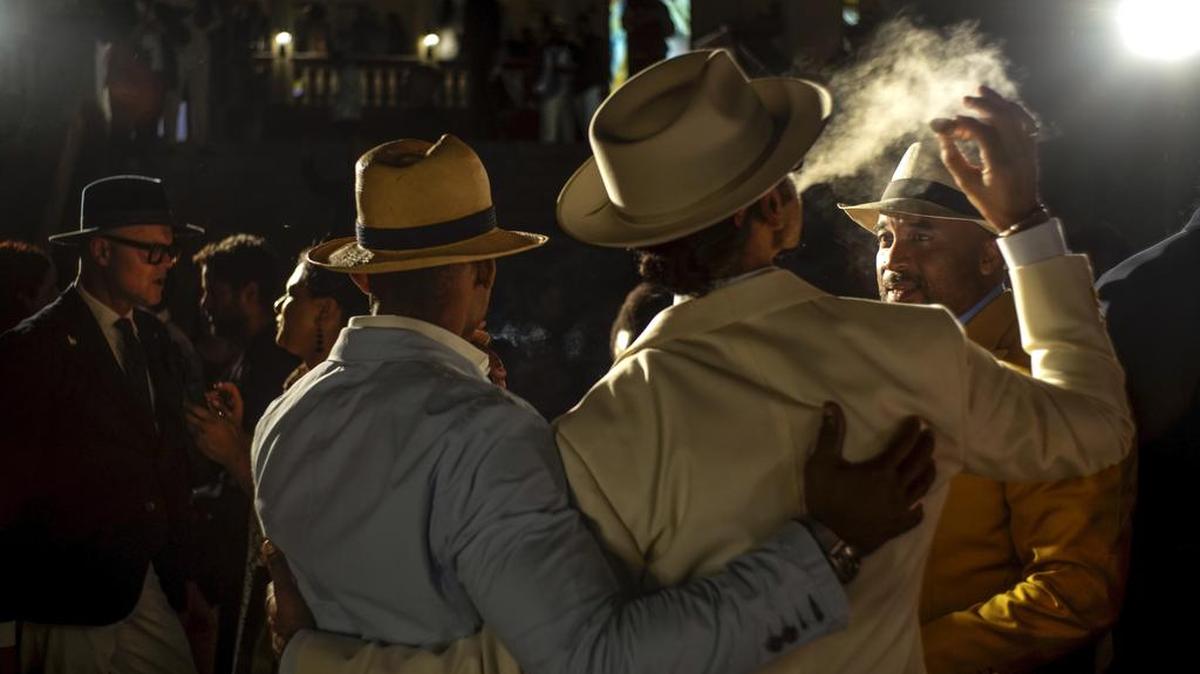 La gente fuma cigarros el día inaugural del Festival anual del Habano en La Habana, Cuba, el lunes 26 de febrero de 2024. Entusiastas de los cigarros de todo el mundo acuden a Cuba durante el Festival del Habano para visitar granjas y fábricas de tabaco y probar nuevas marcas de cigarros.