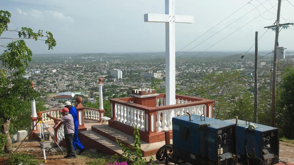 
Obreros cubanos trabajan en la Loma de la Cruz, elevación que mira sobre la ciudad de Holguín.


