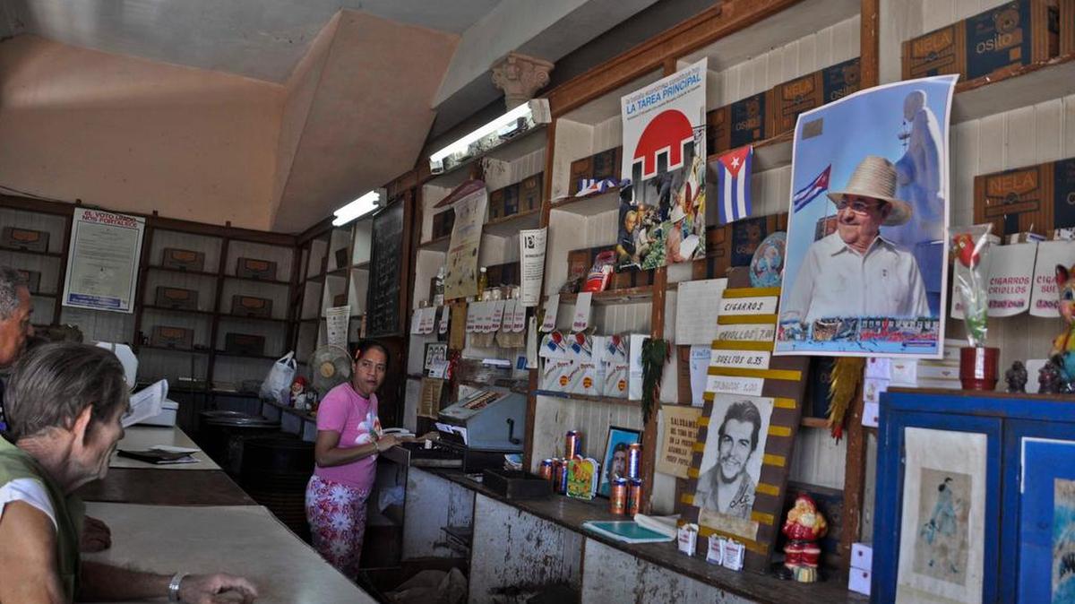 Un supermercado del Estado con una foto del gobernante cubano Raúl Castro, en febrero de 2011, en La Habana.